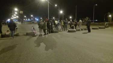 Vecinos de Parque Industrial de Neuquén cortan la Ruta 7 y amenazan con quedarse toda noche