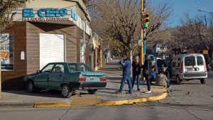 Terminó contra el frente de una heladería tras un choque en el centro de Roca