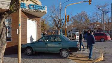 El dueño de la heladería también se hizo presente en el lugar. Foto César Izza