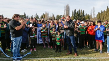 Plaza Huincul, la cancha de rugby de Dinos estrenó césped. (Foto: gentileza)