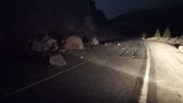 El desprendimiento de piedras llegó a la calzada de la ruta 40 en el tramo de Siete Lagos. Gentileza Vialidad Nacional
