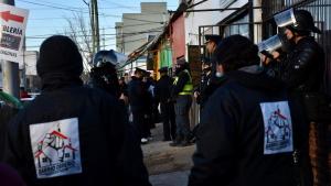 Importante corte de calles por desalojo de los terrenos «regalados» en Neuquén
