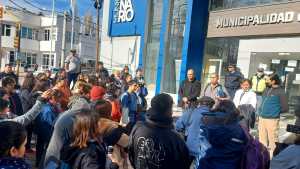Trabajadores liberan la Municipalidad de Centenario y mañana se reúnen con Bertoldi