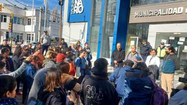 Trabajadores liberan la Municipalidad de Centenario y mañana se reúnen con Bertoldi