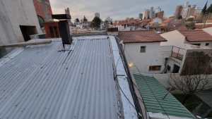 Cayó un caño de un edificio en Neuquén y perforó un techo: «Podría haber muerto alguien»