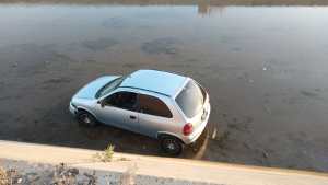 Conducía en estado de ebriedad y cayó con su auto al canal grande, en Roca