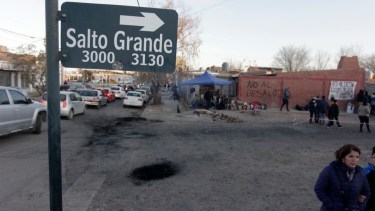 Integrantes de las familias volvieron a ocupar las casa. (Foto Oscar Livera).-