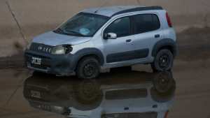 Otro auto cayó durante la madrugada al Canal Grande, a metros de Ruta 6 en Roca