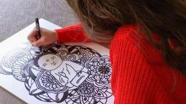 Una adolescente de Roca vende cuadros para solventar su viaje a un simulacro de la ONU