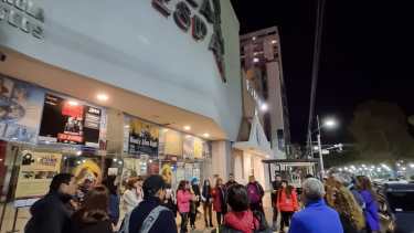 Voluntarios de Red Solidaria reparte alimentos en las calles de Neuquén capital. Foto: Gentileza RSN