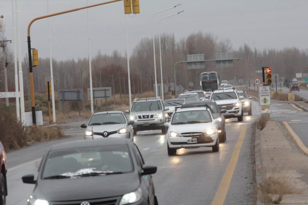 Rutas cargadas y clima complicado en el regreso a casa en las rutas de Neuquén. Foto: Oscar Livera