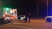 Imagen de Perdió el control de su auto cerca del Aeropuerto de Roca y la Policía le secuestró un arma