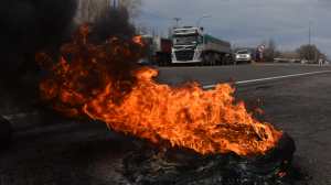 Transportistas también cortan la ruta 22 en el ingreso a Roca