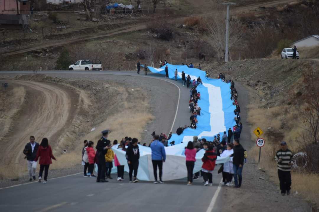 Andacollo extendió la bandera más larga de la provincia con 345 metros. Foto: Gentileza Nicolás Fuentes