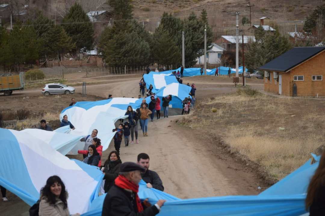 Andacollo extendió la bandera más larga de la provincia con 345 metros. Foto: Gentileza Nicolás Fuentes