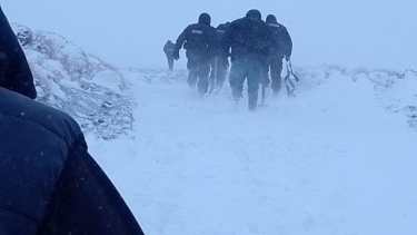 El rescate fue complejo por el viento blanco. Participaron efectivos de Las Coloradas. Foto: Gentileza  Radio FM Signos