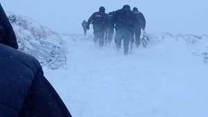 Rescataron a una familia y a un móvil policial varado en la nieve por varias horas en Neuquén