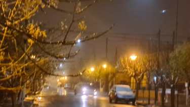 La jornada amaneció con nieve en Cutral Co por la ola polar. Foto: Gentileza.