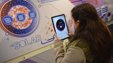 En el aula movil los alumnos podrán utilizar equipos de realidad inmersiva. Foto: Gentileza YPF.