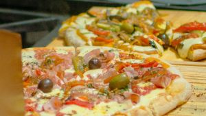 Con una variedad de exquisitas pizzas se lanzó la Feria Semilla en Roca