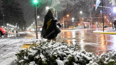 La nevada comenzó ayer por la noche y se extendió durante toda la madrugada. Hoy Neuquén amaneció blanco. Foto Matías Subat.