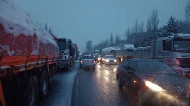 Ni siquiera la nieve frenó la protestas de los Transportistas. Foto César Izza