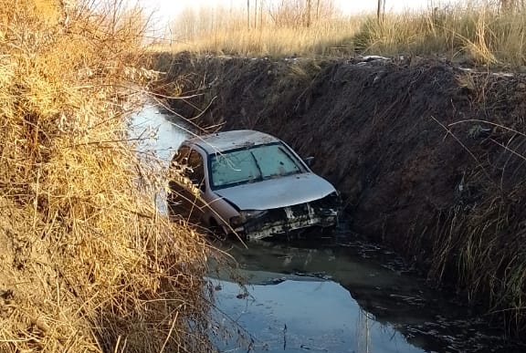 En Roca un auto terminó en un desagüe, esta mañana, cerca de J.J. Gómez. Foto gentileza