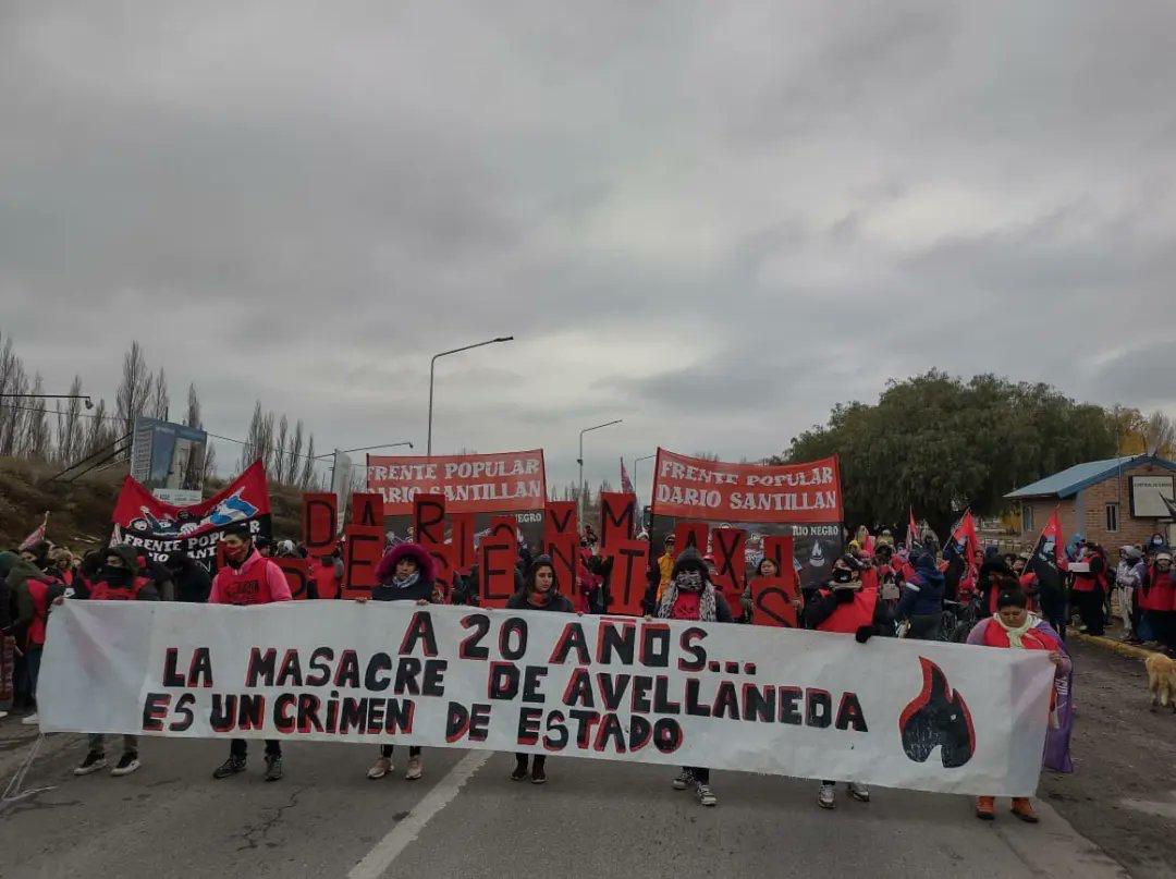Movilización en el puente carretero a 20 años del asesinato de Kosteki y Santillán. Foto: Twitter @blancoandres_ 