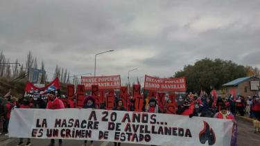 Se movilizaron en el puente carretero Cipolletti-Neuquén, a 20 años de la Masacre de Avellaneda 