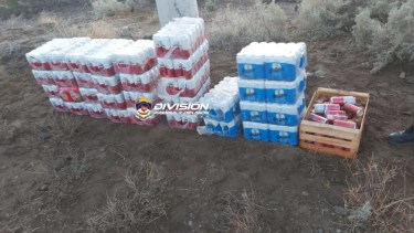 Los packs de cervezas estaban ocultas entre la maleza, en la zona de la meseta de Neuquén. Foto: Gentileza