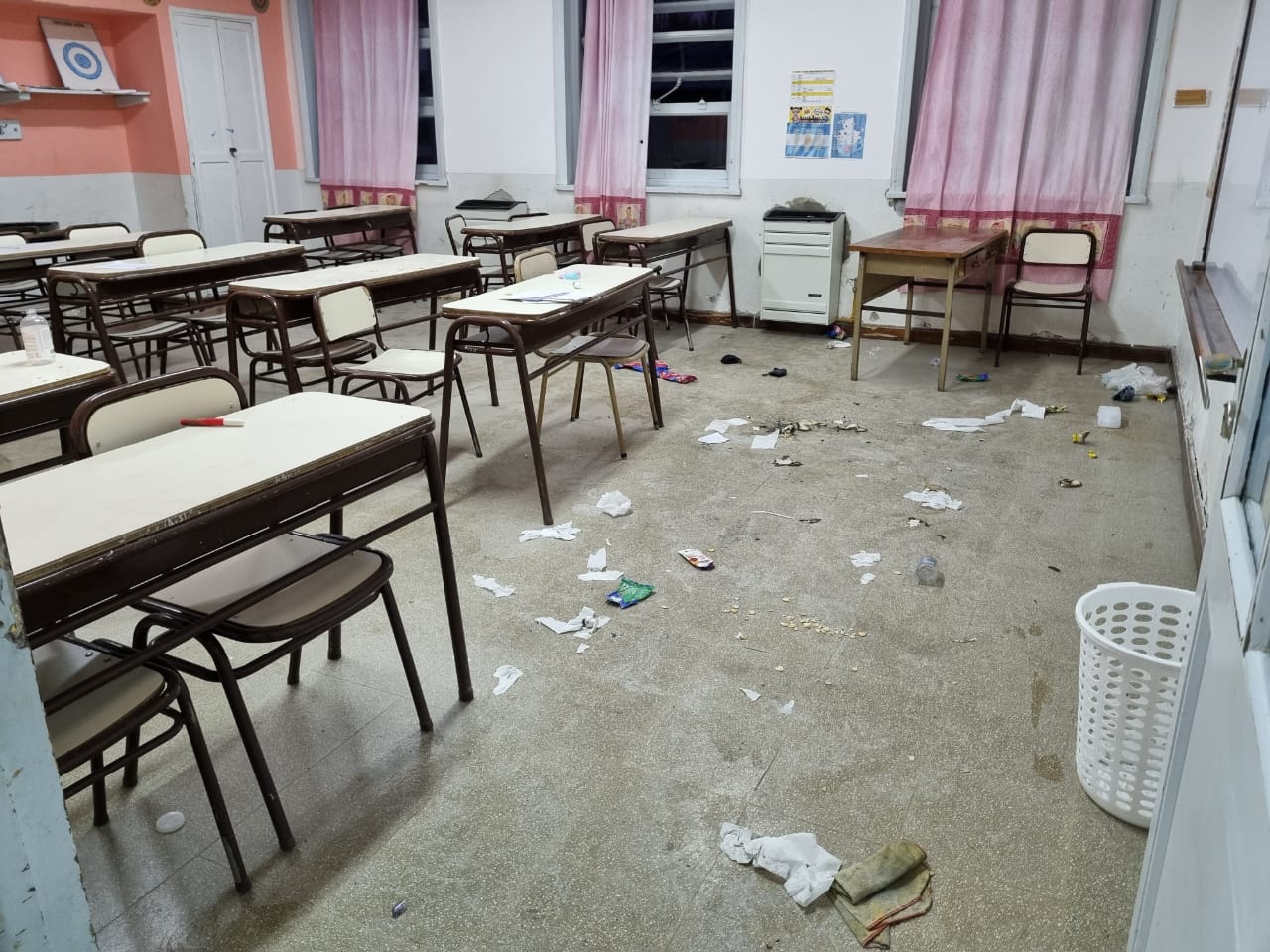 En la escuela se registraron destrozos y pintadas de mensajes amenazantes, según describieron desde ATEN. (Foto prensa ATEN).-
