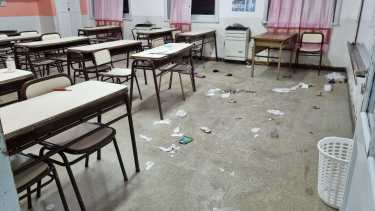 En la escuela se registraron destrozos y pintadas de mensajes amenazantes, según describieron desde ATEN. (Foto prensa ATEN).-