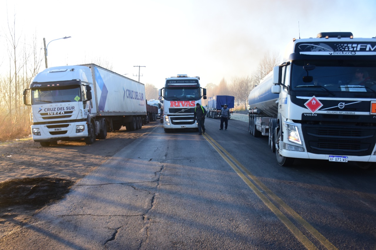 Los cortes afectaron a los camiones de carga. Foto Alejandro Carnevale