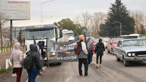 Transportistas levantaron el corte en el puente carretero de Cipolletti y Neuquén