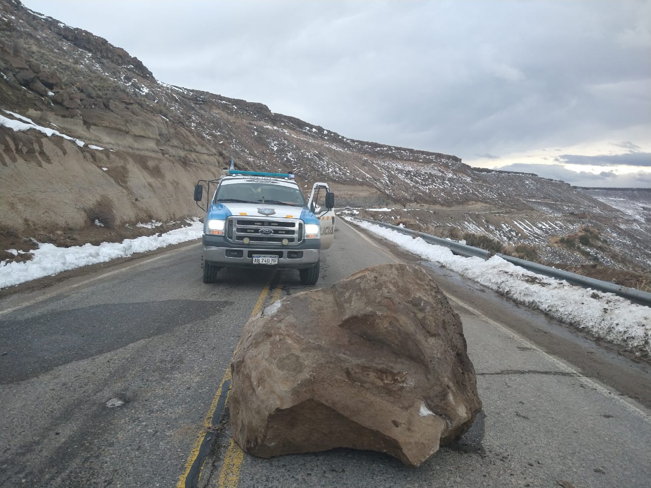Desprendimiento de rocas en Ruta 40 cerca de Junín de Los Andes. Foto Gentileza.