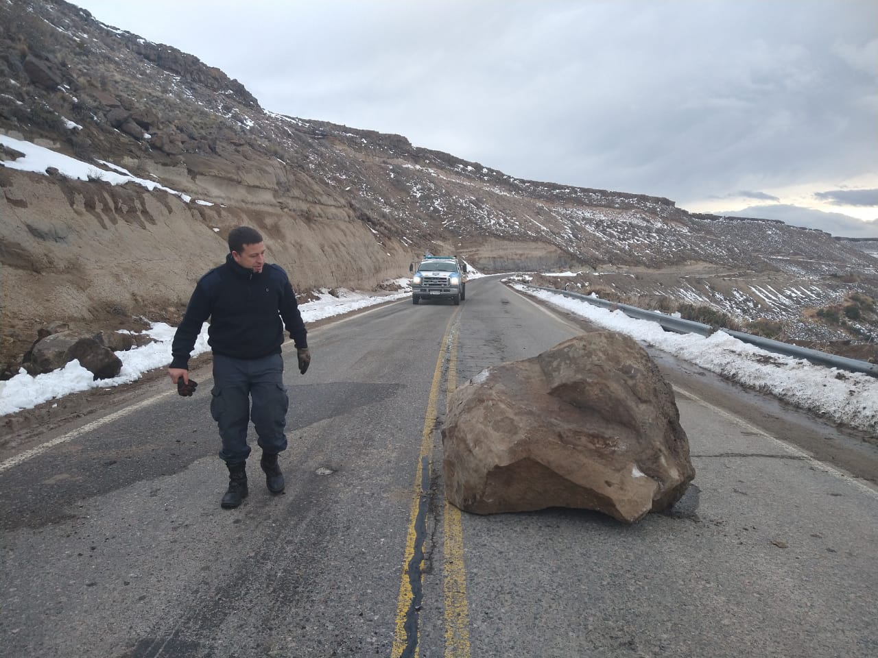 Alertan por la caída de rocas en la Ruta 40 cerca de Junín de los Andes ...