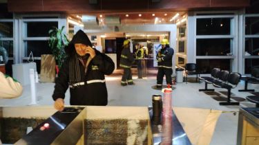 La policía se encuentra en el interior del lugar y las puertas están cerradas impidiendo el ingreso de los manifestantes. Foto: Gentileza. 