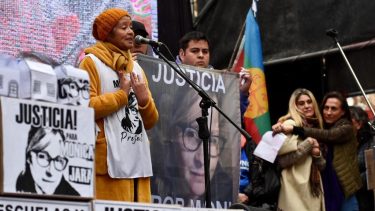 Según ATEN, 15 mil personas se sumaron a la marcha por justicia, a un año de la explosión de la escuela en Aguada San Roque. (Foto Matías Subat).-