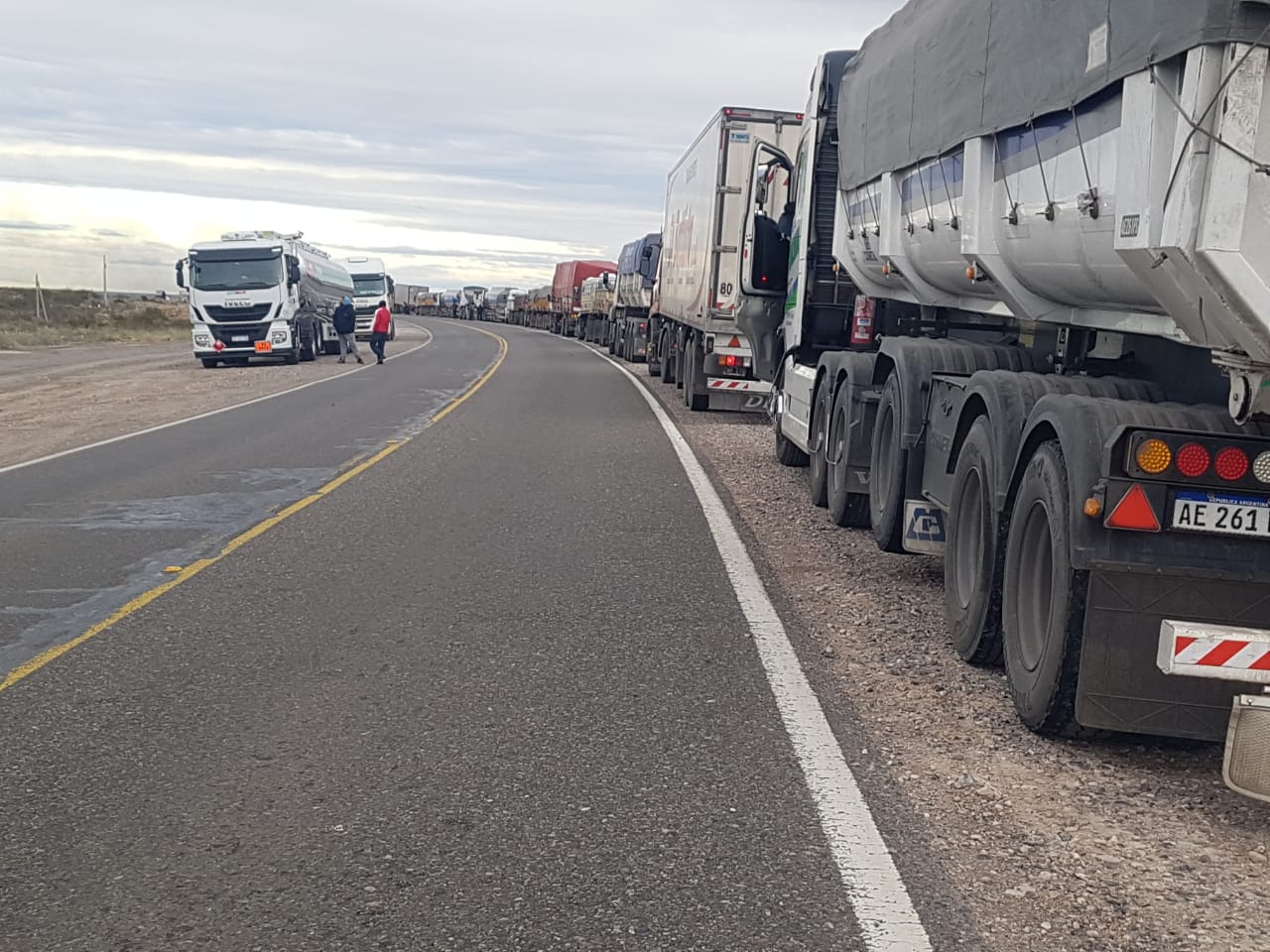  Más de 150 camiones estaban parando en Chichinales. Foto Néstor Salas
