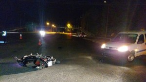 Motociclista terminó hospitalizado tras chocar una camioneta en la Ruta 22 en Chichinales