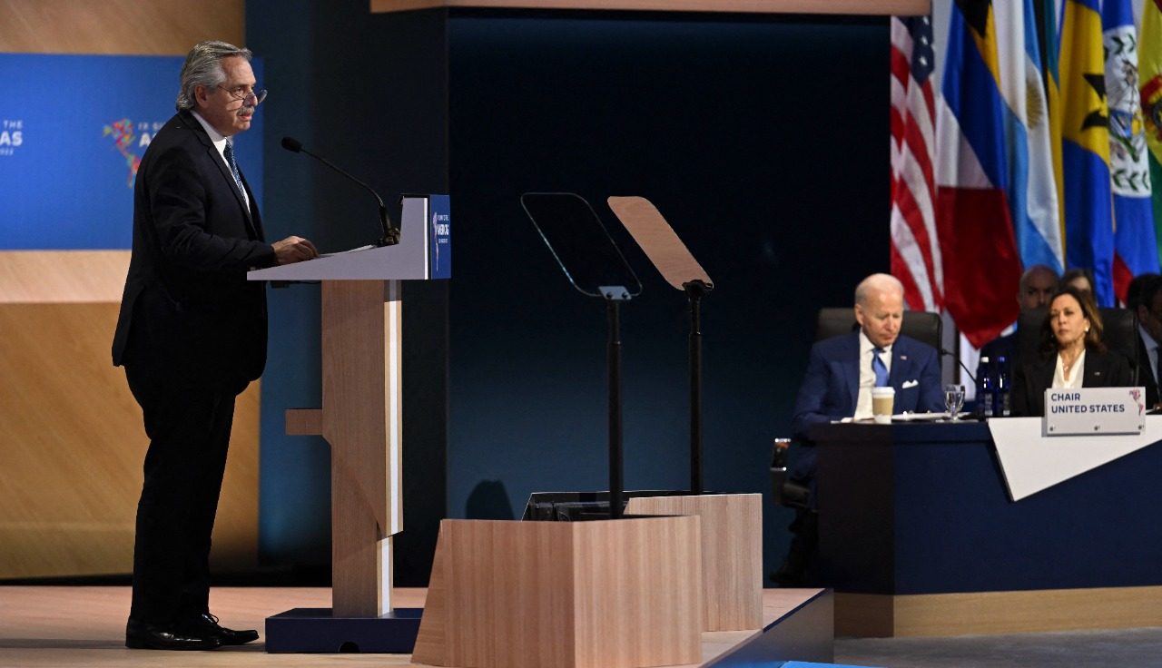El presidente Alberto Fernández invitó hoy a su par estadounidense, Joe Biden, a participar del próximo encuentro plenario de la CELAC.

