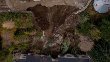 El alud dejó un enorme cráter y arrasó con gran cantidad de material de barro, ramas, árboles y piedras. Foto: Marcelo Martinez 