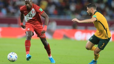 Luis Advíncula, lateral de Boca, fue titular para Perú en el partido del repechaje contra Australia. Erró su penal en la definición y su equipo lo pagó carísimo. Foto: AP