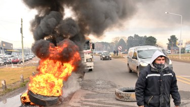 Hoy realizaron una protesta en el puente de Cipolletti-Neuquén. Foto Flor Salto