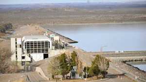 El Comahue cambia de manos: Luis Caputo selló la adjudicación de las represas del Limay y Neuquén