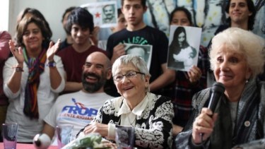 Alba, sonriente junto a Estela de Carloto, en una de las conferencias de prensa de la institución.