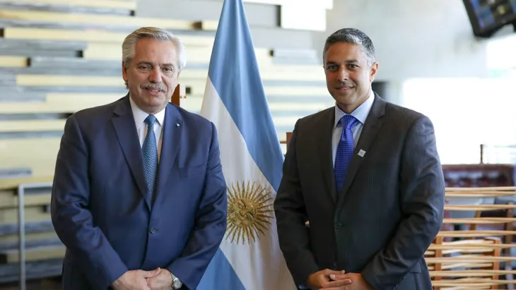 El presidente Alberto Fernandez y el titular de General Motors Internacional, Shilpan Amin.

