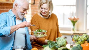 Breve guía para comer de manera saludable durante el&nbsp;envejecimiento