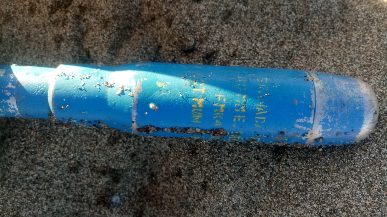 El artefacto explosivo estaba en el interior de una caja, en la costa del lago, informó la intendenta de Dina Huapi, Mónica Balseiro. (Foto gentileza)