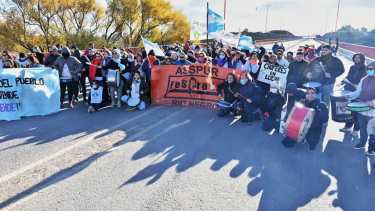 En Viedma el corte es total en el acceso sur al puente "Basilio Villarino". Foto: Marcelo Ochoa.